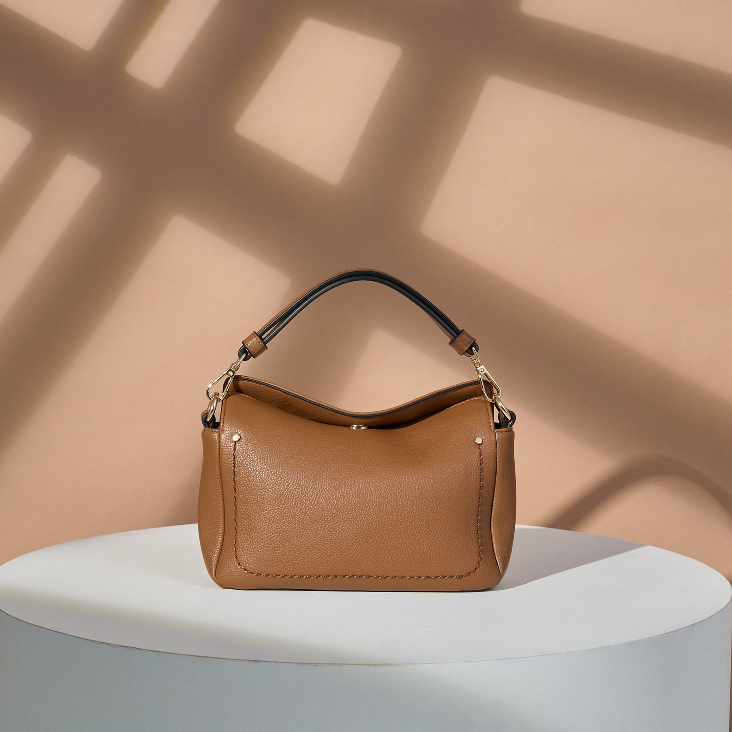 |Leia車線弧形斜肩包