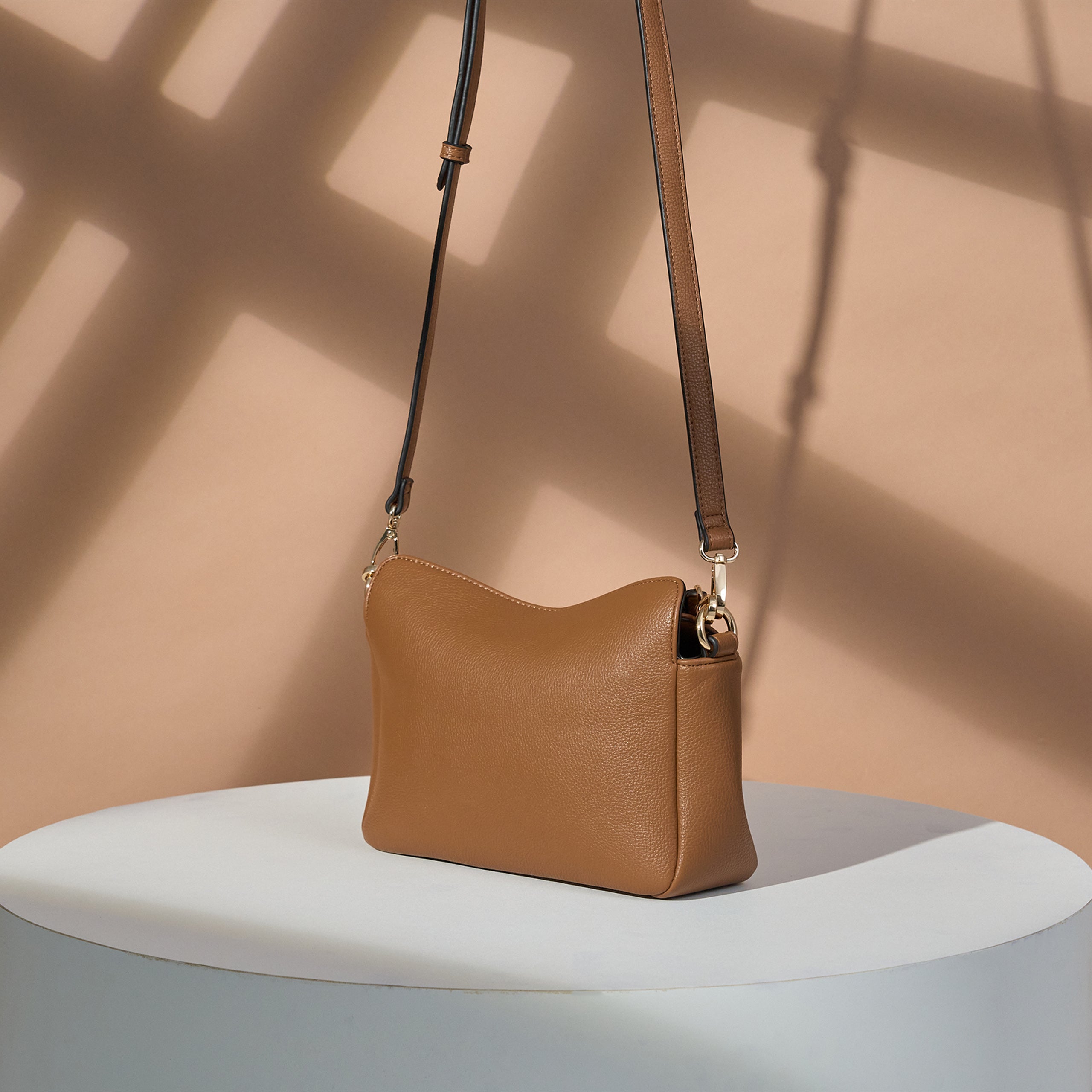 |Leia車線弧形斜肩包