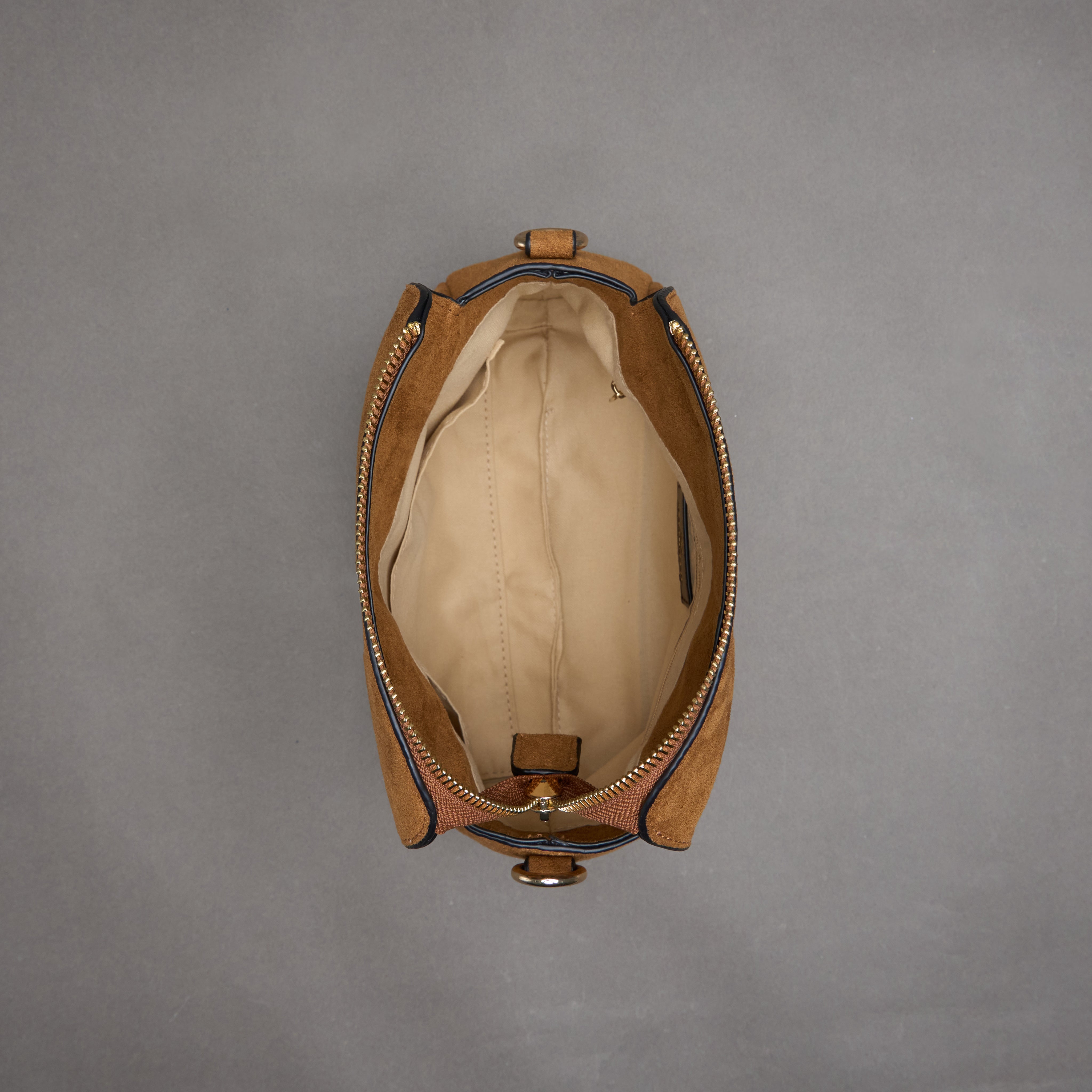 ｜Sansa 麂皮拉鍊斜背包