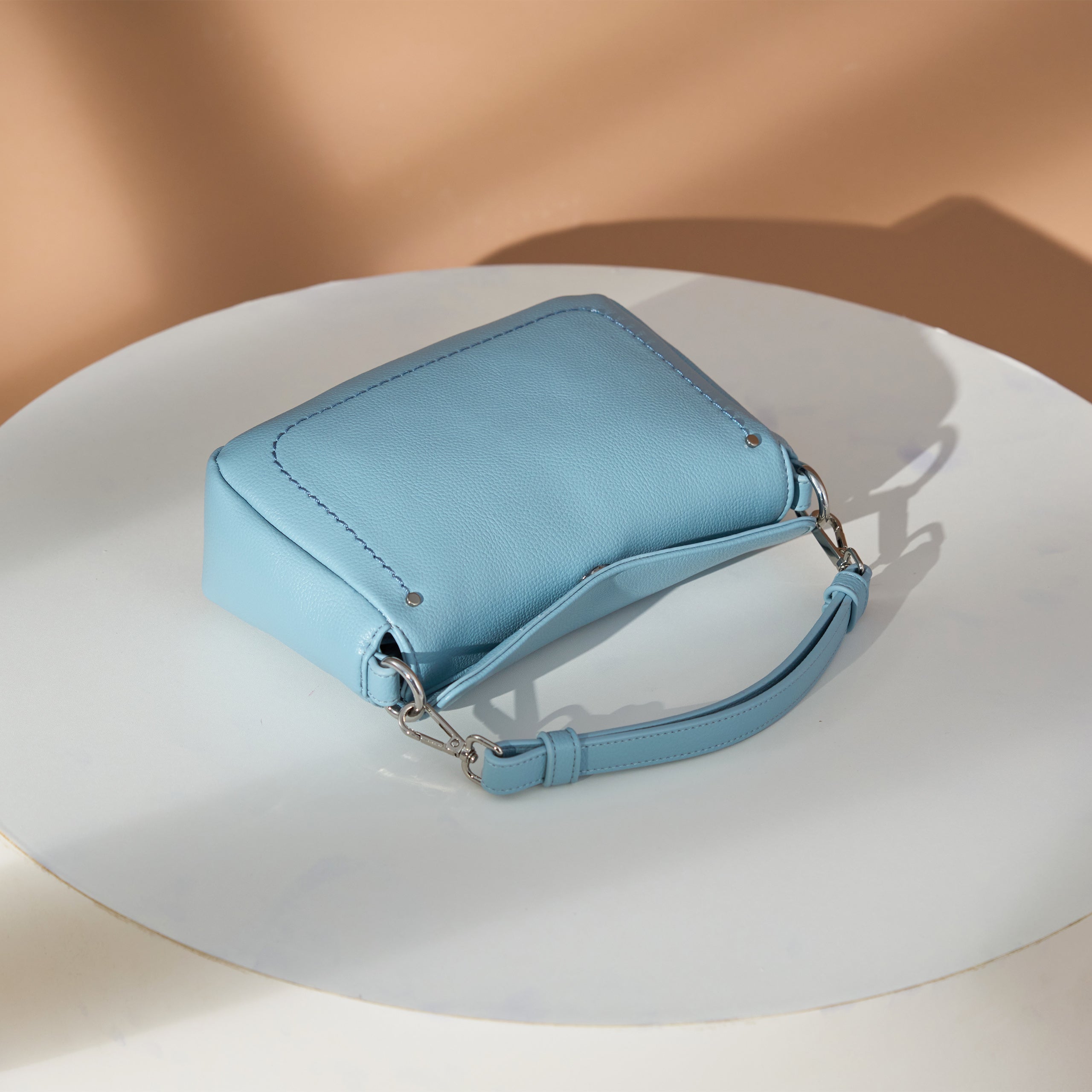 ｜Leia車線弧形斜肩包