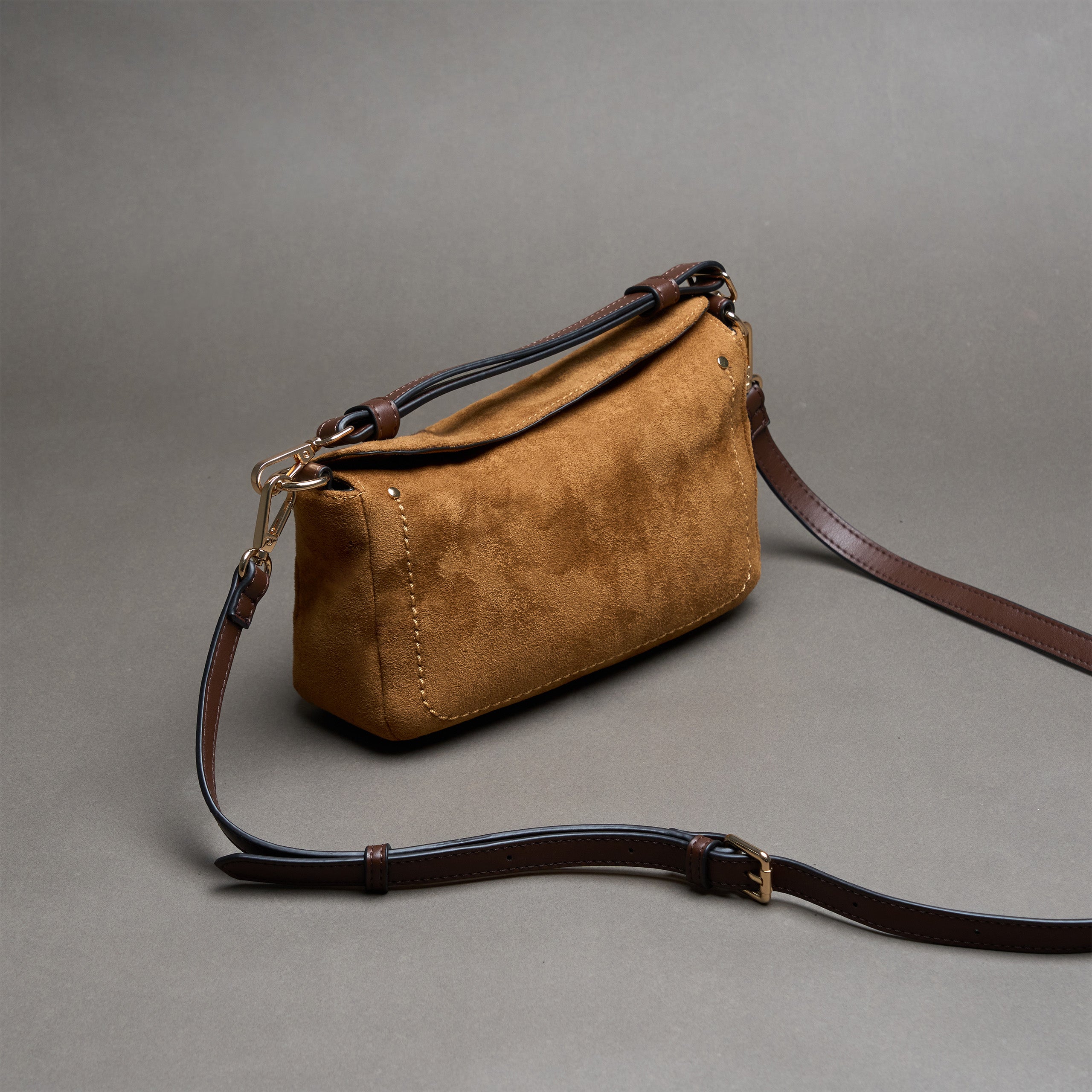 ｜Janie 麂皮弧形斜肩包