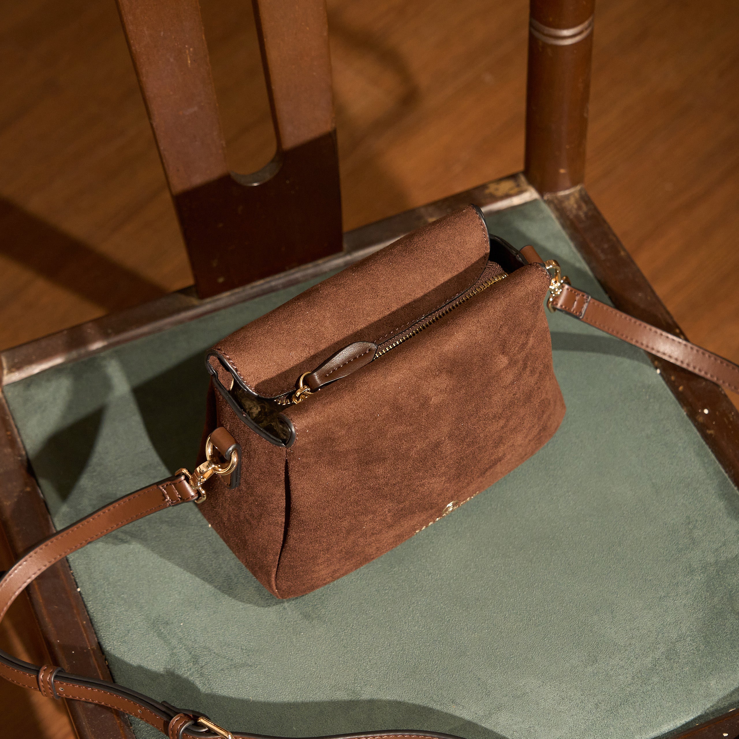 ｜Sansa 麂皮拉鍊斜背包